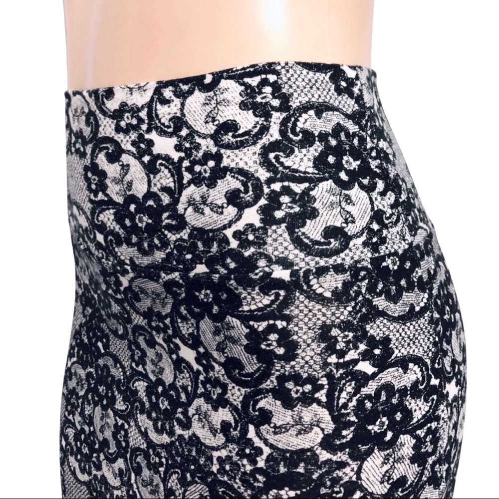 🦋Charlotte Russe S Black Floral Mini Skirt🦋 - Picture 6 of 8